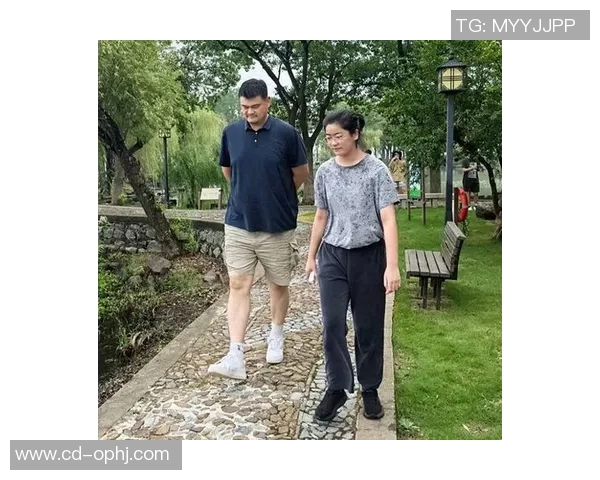 姚明与15岁女儿姚沁蕾同框合影女儿身高已达1米9引关注